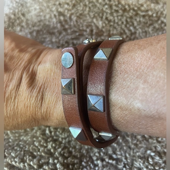 Stella & Dot women’s brown leather wrap bracelet with silver hardware on band - Picture 2 of 4